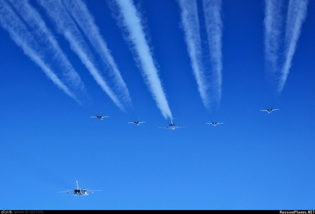 Những vệt khói kéo dài phía sau những chiến đấu cơ Su-27 tạo ra vẻ đẹp ấn tượng trên bầu trời.
