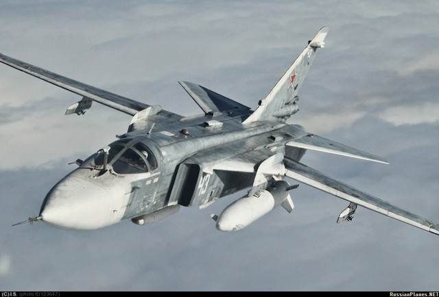 Máy bay ném bom Su-24 nghiêng mình đổi hướng bay