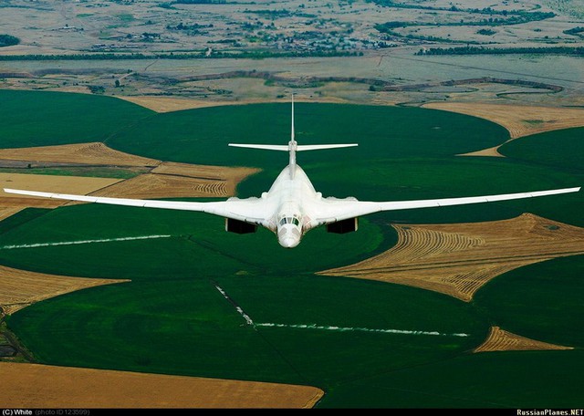 Siêu máy bay ném bom Thiên Nga Trắng Tu-160 dang cánh bay phía trên những cánh đồng xanh hình tròn đẹp mắt