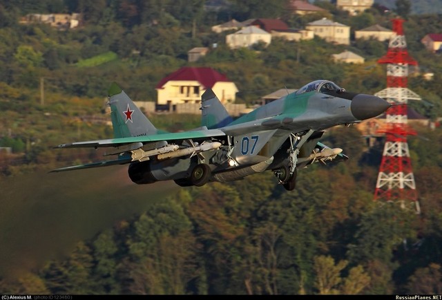 MiG-29SMT mang theo 4 tên lửa không - đối - không tăng tốc vút lên bầu trời