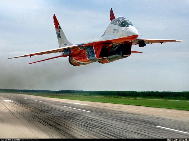 Một chiếc MiG-29UB hai người ngồi lượn sát đường băng.