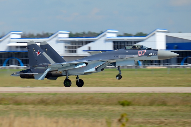 Cùng thế hệ với MiG-35, tương lai của Su-35 của công ty Sukhoi có rất nhiều triển vọng.