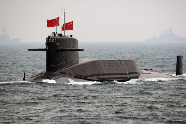Một tàu ngầm Hải quân Trung Quốc ngoài khơi Thanh Đảo ngày 23/4/2009
