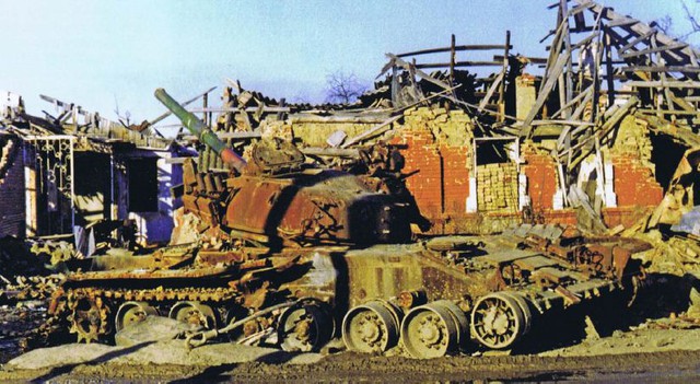 Xác một chiếc T-80 tại Grozny