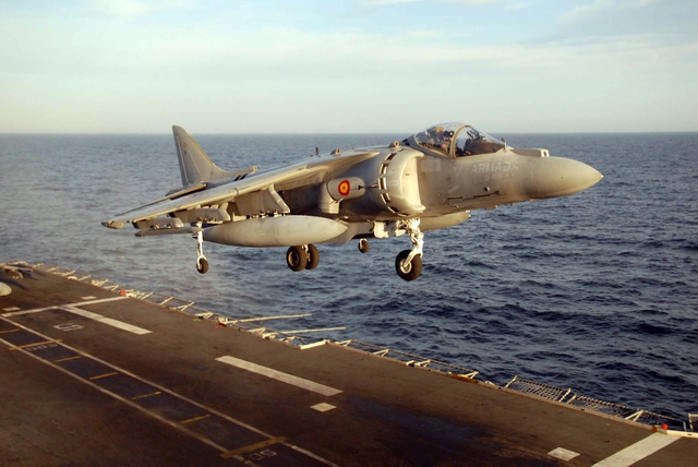 Máy bay AV-8B hạ cánh trên tàu sân bay Principe de Asturias