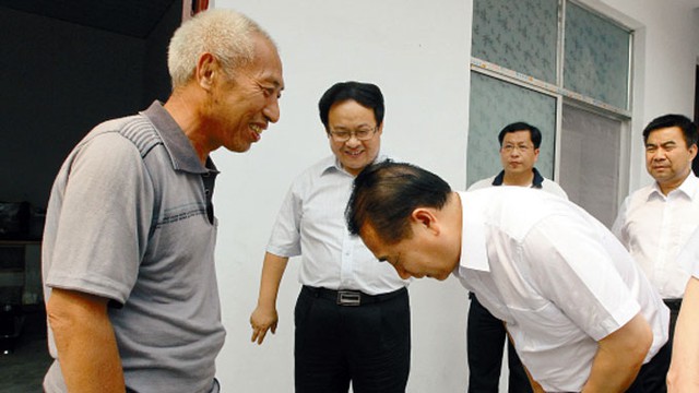 Chánh án Tòa án tỉnh Hà Nam cúi đầu tạ lỗi với ông Triệu Tác Hải