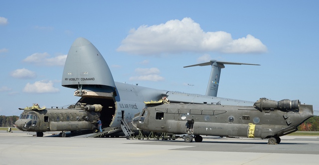 
	C-5 có khả năng chuyên chở 120 tấn hàng hoá. Không quân Mỹ sử dụng C-5 để chuyên chở hàng siêu trường siêu trọng mà các máy bay C-17 không thể thực hiện được (Trong ảnh là 2 chiếc trực thăng CH-47D được vận chuyển về Mỹ bằng máy bay C-5M từ Afganistan).