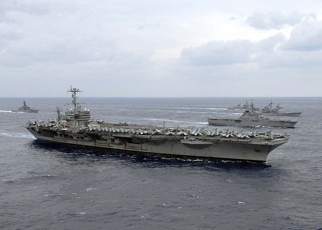  	Lớn nhất trong lực lượng cứu trợ lần này là siêu hàng không mẫu hạm USS George Washington dài 333m, rộng 78m, lượng giãn nước đầy tải 99.000 tấn, với 5000 thủy thủ và hơn 80 máy bay, đang có chuyến thăm Hongkong. Tuy nhiên, hạm đội của USS George Washington vừa được lệnh triệu tập rời cảng Hongkong sớm hơn kế hoạch và lên đường đến Philippines.