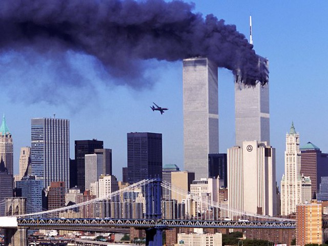  	Khoảnh khắc ngay trước khi chiếc máy bay mang số hiệu 175 của United Airlines đâm vào tòa tháp đôi WTC (Mỹ) trong vụ khủng bố 11/9