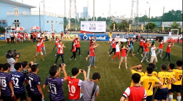 CĐV Arsenal nhảy Flashmob cực ấn tượng đón Pháo thủ