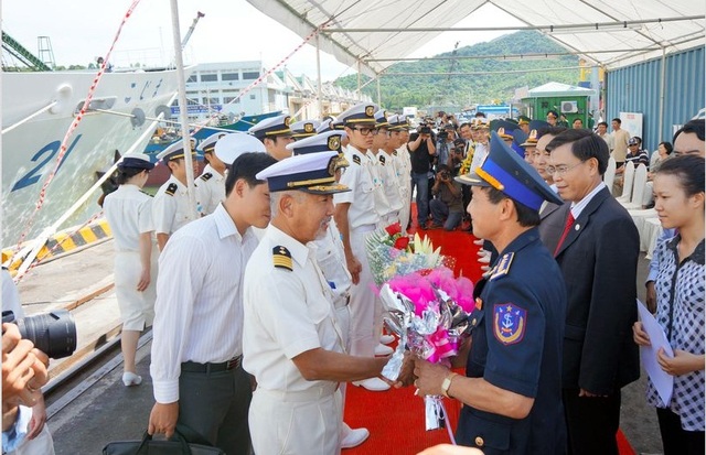 Các quan chức Cảnh sát biển Việt Nam chào mừng đoàn thủy thủ tàu Kojima của Học viện Cảnh sát biển Nhật Bản thăm cảng Tiên Sa, Đà Nẵng ngày 30/7/2013