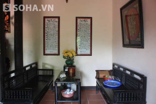 	Hai bức thư pháp thơ đề tặng danh hài Xuân Hinh được treo trang trọng một góc nhà