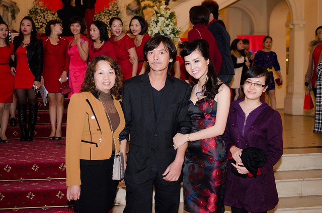 
	Tối qua, Á hậu Thụy Vân tham gia một sự kiện giải trí ở Hà Nội với vai trò MC. Đi cùng cô là bố mẹ ruột. Dù con gái đã 27 tuổi nhưng đối vợ họ, Thụy Vân vẫn là cô gái nhỏ.