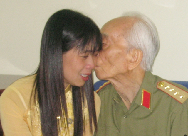Bà Huỳnh Tiểu Hương trong lần vinh dự được gặp Đại tướng