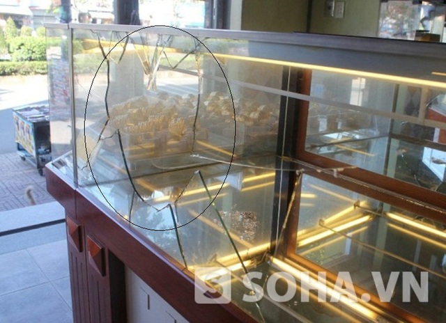 Tủ trưng bày của tiệm vàng Tiến Trang bị Nam dùng gạch đập bể để cướp