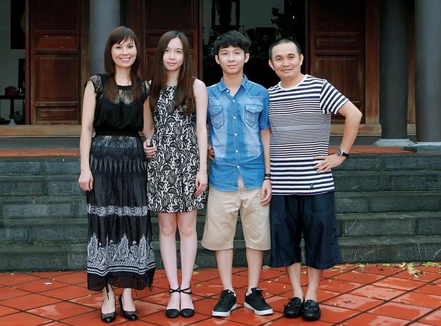 	Bức ảnh cả gia đình của Xuân Hinh chụp tại ngôi nhà ở quê