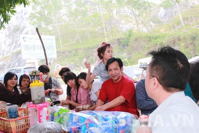  	Nghệ sĩ Quang Tèo vui đùa cùng các diễn viên quần chúng sau hậu trường Đại gia chân đất.