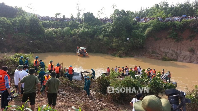 Hình ảnh tang thương xe 7 chỗ bị lũ cuốn ở đập tràn Nghệ An