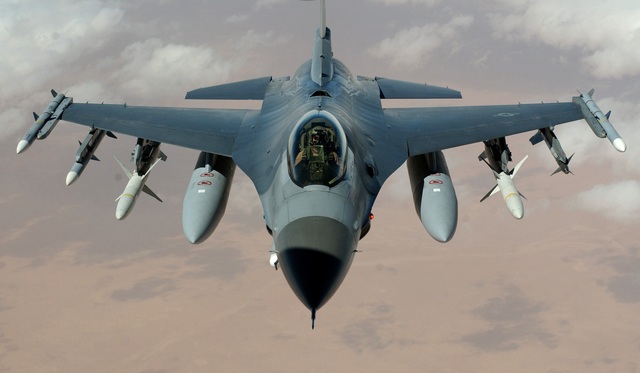 Máy bay chiến đấu F-16.