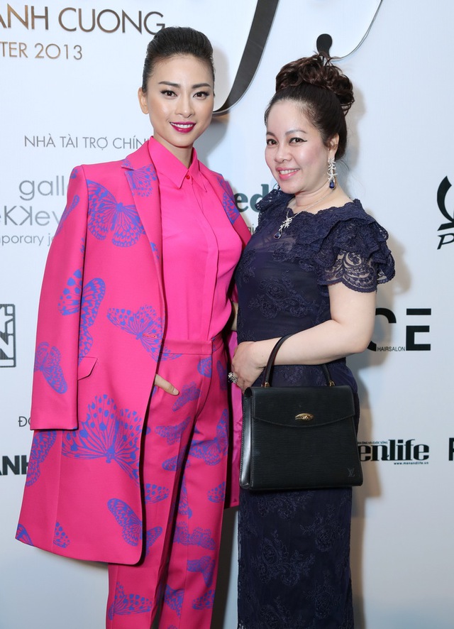  	Ngô Thanh Vân trong thiết kế bắt mắt, bên cạnh bà Nguyễn Thị Diễm Hằng - Giám đốc Mimi Spa nơi đã làm đẹp cho cô