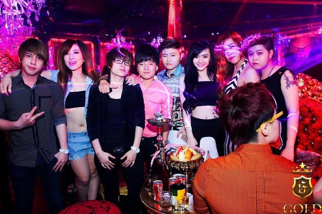 Em gái 17 tuổi của Angela Phương Trinh 'học đòi' chị đi bar