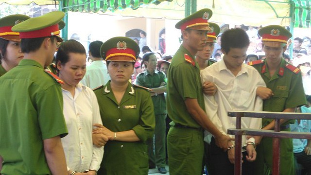 Nguyễn Văn Phong và Nguyễn Thị Thắm tại phiên tòa.