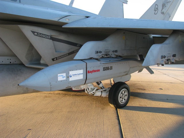 Bom lượn JSOW C-1 cho phi đội tiêm kích F/A-18F Super Hornet.