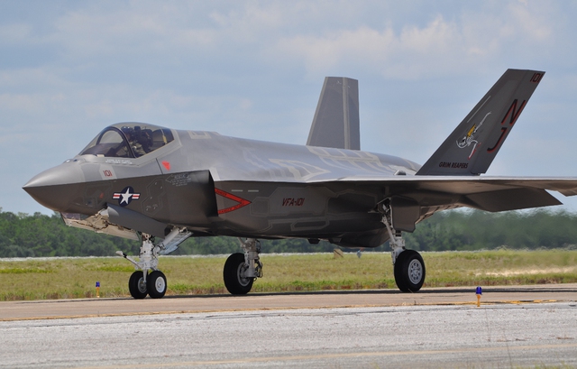 Chiếc máy bay chiến đấu F-35C đầu tiên của Hải quân Mỹ hạ cánh xuống sân bay ở căn cứ không quân Eglin ở bang Florida.