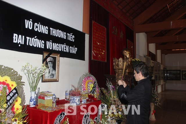 Tại Sở chỉ huy chiến dịch Điện Biên Phủ, anh Võ Hoài Nam đã tới thắp hương tại bàn thờ Đại tướng mà nhân dân Điện Biên đã lập ngay sau khi Đại tướng qua đời.