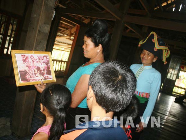 Chị Cà Thị Thanh cũng rất nâng niu bức ảnh mẹ chồng được vinh dự chụp cùng Đại tướng Võ Nguyên Giáp vào năm 2004.