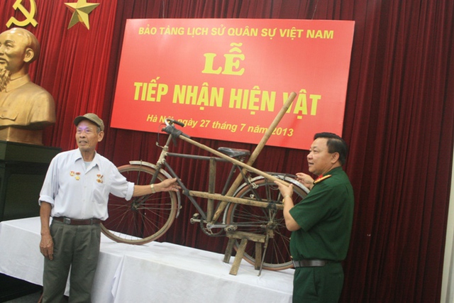 Ông Trịnh Đình Dũng trao tặng chiếc xe đã gắn bó với mình lại cho Bảo tàng Quân sự Việt Nam.