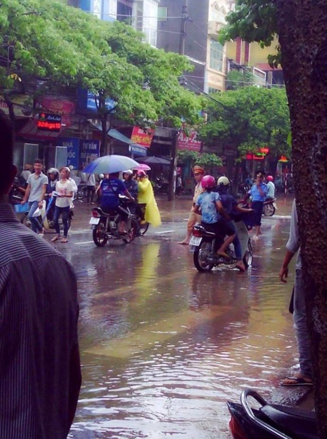 Phát sốt với vì hình ảnh CSGT 'chân đất' lội mưa làm nhiệm vụ trong ngày thi đầu tiên