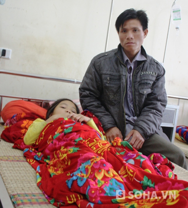 
	Anh Quang Văn Mân lo lắng khi con của mình chỉ mới học lớp 4 nhưng đã bị thầy giáo đánh phải nhập viện.