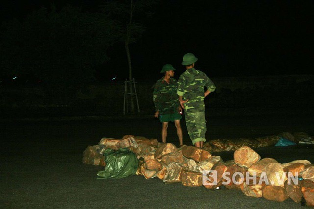 Tuy vậy, để đảm bảo an toàn cả tính mạng, tài sản cho người dân và theo dõi sát những diễn biến của cơn bão xảy ra, Trung đoàn vẫn cử các cán bộ chiến sĩ túc trực thường xuyên xung quanh các khu vực bão hoành hành mạnh nhất và triều cường khiến ngập lụt diễn rộng.