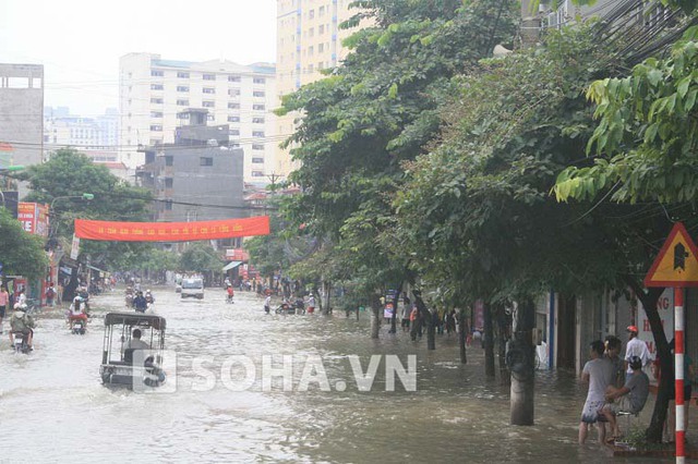 Sau nhiều ngày mưa lớn, nước sông Nhuệ dâng cao khiến đoạn đường Phùng Hưng (Hà Đông, Hà Nội,gần khu vực viện 103) bị ngập kéo dài.
