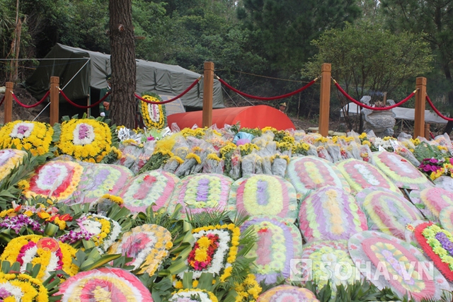 
	Phần mộ Đại tướng với rất nhiều vòng hoa do các đoàn thể, người dân đến viếng Đại tướng trước ngày lễ thất tuần vào ngày mai (21/11)