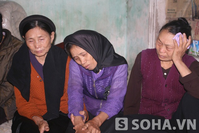 Bà Phạm Thị Điểm (mẹ anh Chí, Chị Hạnh) đã 70 tuổi liên tục gọi tên con trong những giọt nước mắt