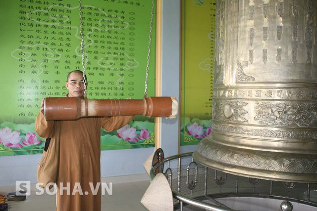 Ông Tịnh bên quả chuông, gắn với công việc hàng ngày của mình ở chùa Cao Linh.