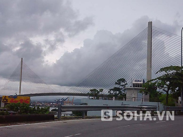 Được mệnh danh là cây cầu đẹp bậc nhất Đông Nam Á nhưng từ sau ngày thông cầu đã có không ít vụ tự tử xảy ra ở đây