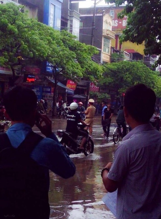 Phát sốt với vì hình ảnh CSGT 'chân đất' lội mưa làm nhiệm vụ trong ngày thi đầu tiên