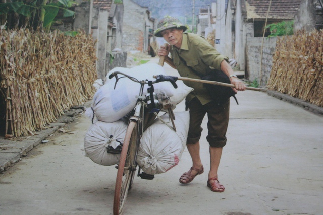 Giữa thời bình, ông Dũng vẫn cùng chiếc xe thồ chở thóc, lúa... phục vụ sản xuất tại địa phương.