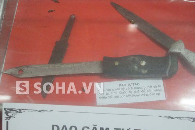 Đây là những chiếc dao tự tạo của chiến sĩ cách mạng bị bắt và tù đày tại Phú Quốc tự chế để sẵn sàng chiến đấu với Mỹ Ngụy khi bị đàn áp.