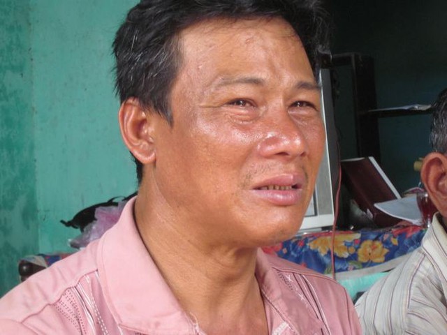 
	Ông Võ Văn Nam ở thôn Bình Tây, xã Nghĩa Hà khóc ngất vì đứa con trai 11 tuổi bị chết trong lũ