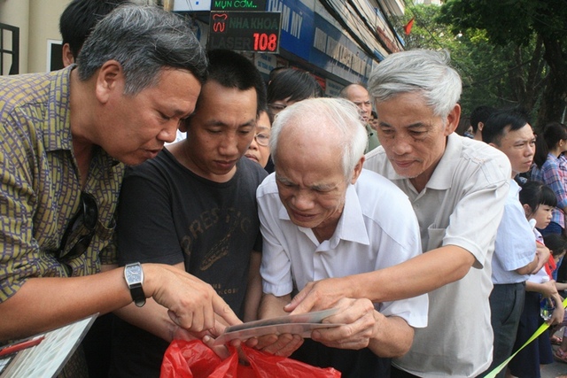 
	Mọi người truyền tay nhau, cùng xem hình ảnh của Đại tướng chụp cùng bộ đội.