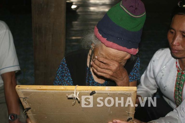 Nghe tin Đại tướng qua đời, cụ Đôi đã khóc rất nhiều. Mỗi lần cầm bức ảnh chụp chung với Đại tướng trên tay, cụ lại khóc nhiều hơn...