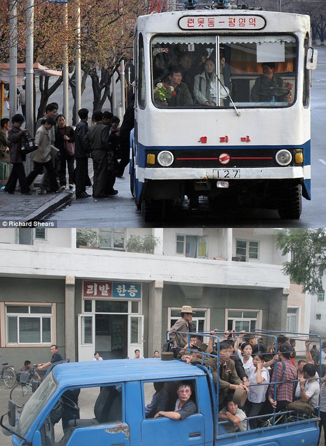  	Ảnh trên: Người dân xếp hàng lên xe bus tại thủ đô Bình Nhưỡng.  	Ảnh dưới: Chiếc xe tải được sử dụng làm phương tiện đi lại chung người dân địa phương tại vùng nông thôn Kowon.