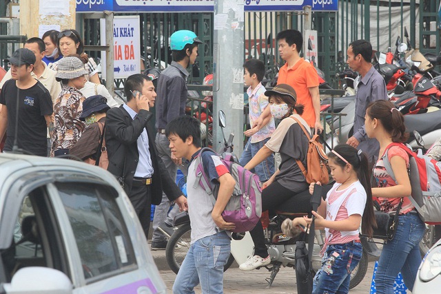 	Khu vực bến xe, bến tầu... đông đúc là địa bàn hoạt động thường xuyên của các đối tượng trộm cắp, móc túi. Sự vào cuộc của tổ công tác 142 đã 