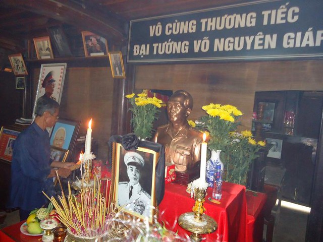 	Di ảnh và bản thờ của Đại tướng được đặt trang nghiêm ở chính giữa gian nhà dưới bức tượng của Bác Hồ.