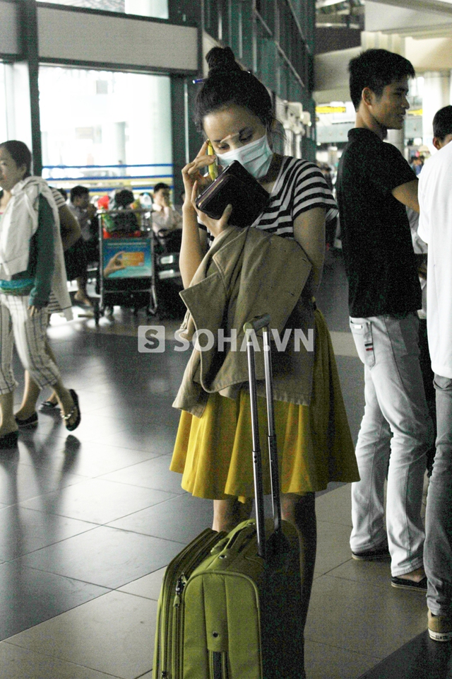 'Bà Tưng' Lê Huyền Anh không ê-kíp, bơ vơ ở sân bay