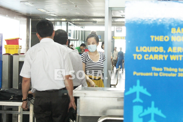 'Bà Tưng' Lê Huyền Anh không ê-kíp, bơ vơ ở sân bay
